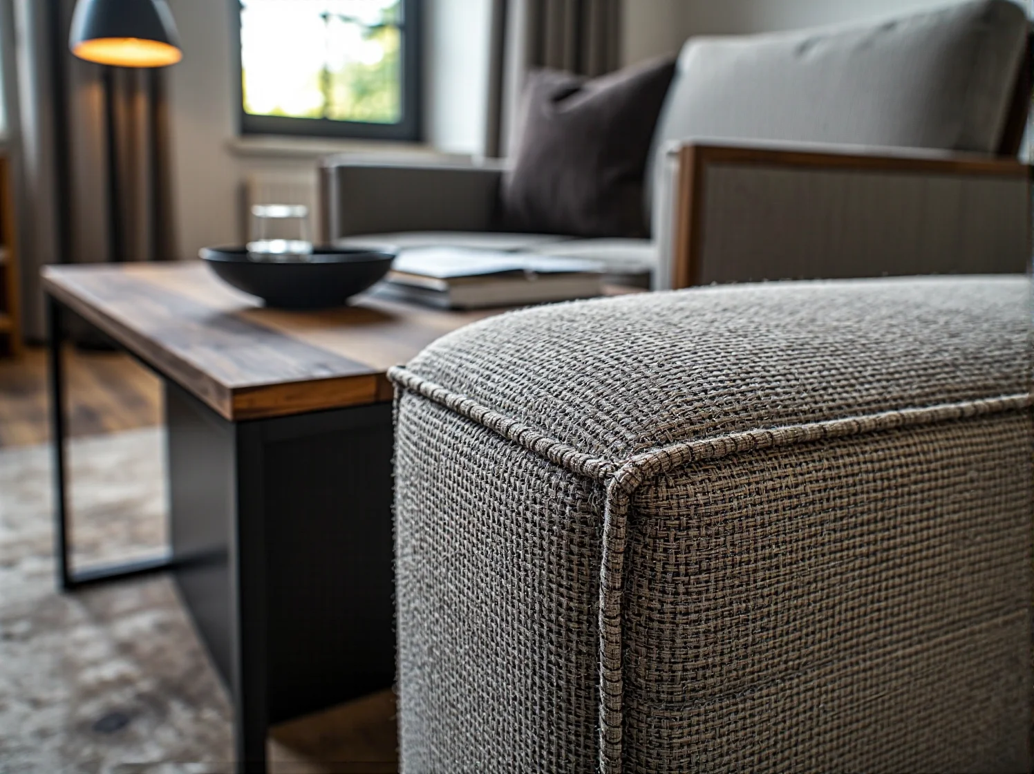 Stylowe łóżko rustykalne z szufladami w przytulnej aranżacji sypialni w wiejskim stylu.