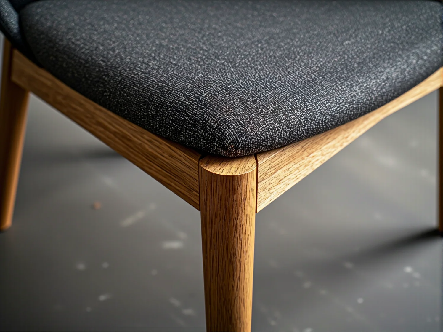 Zbliżenie na drewniany stół z certyfikatem FSC, przykład zaangażowania marek meblarskich w ekologię.