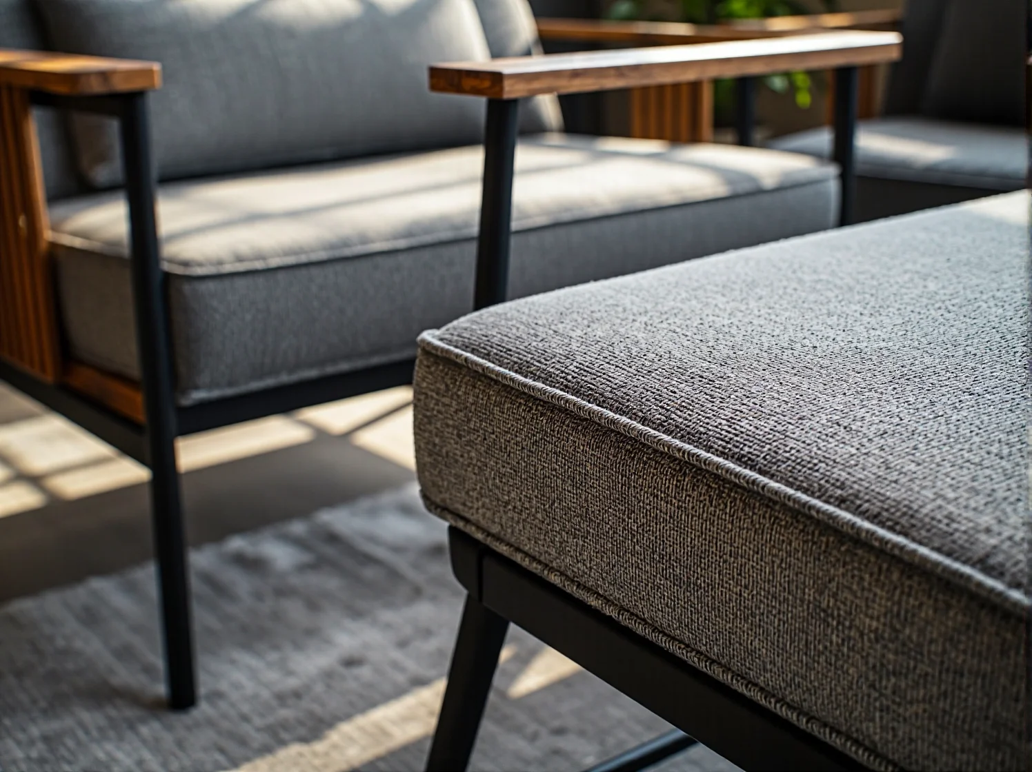 Ergonomiczne biurko z regulacją wysokości, klucz do komfortu w nowoczesnym biurze.