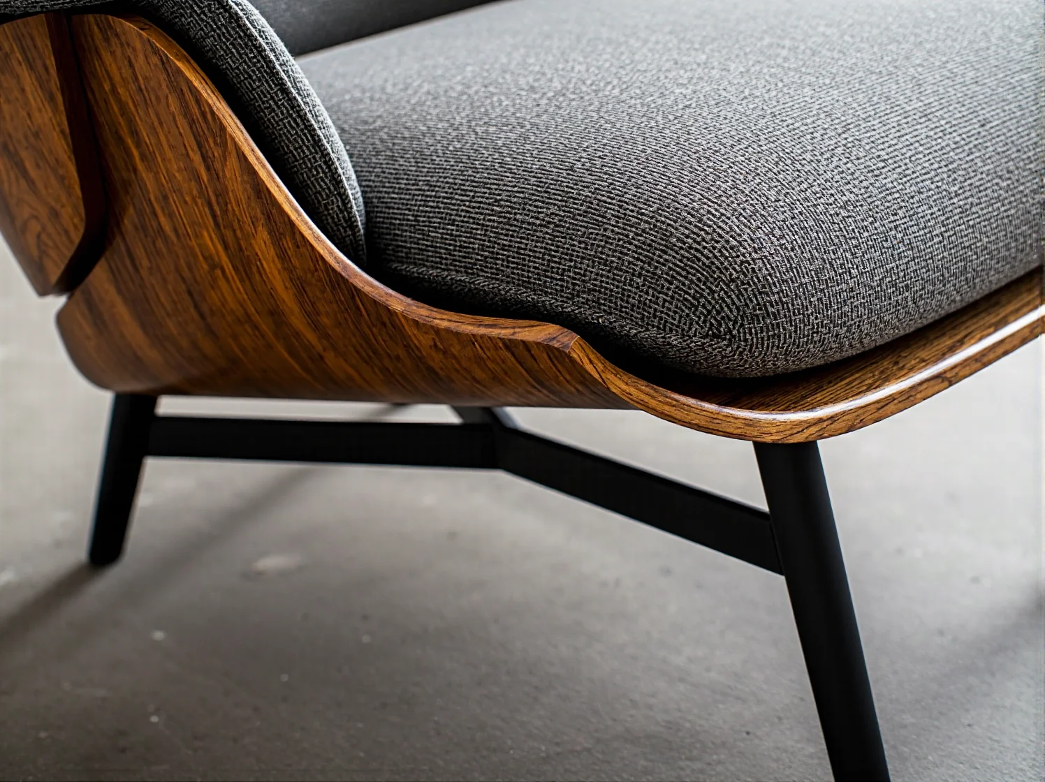 Zbliżenie na materac łóżka kontynentalnego z widocznym systemem masażu wibracyjnego dla zdrowia pleców.