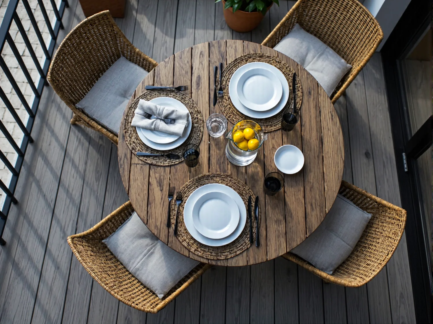 Jak urządzić balkon w stylu prowansalskim z meblami ogrodowymi z rattanu? - ilustracja 3