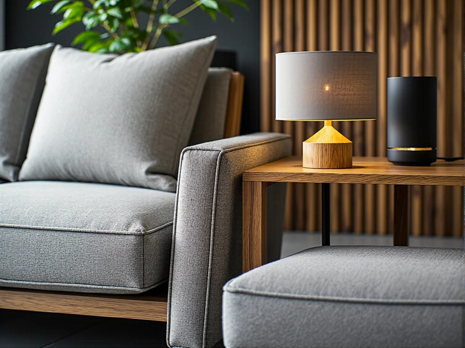 Oddzielny panel solarny umieszczony w nasłonecznionym miejscu, aby zasilić lampę w cieniu.