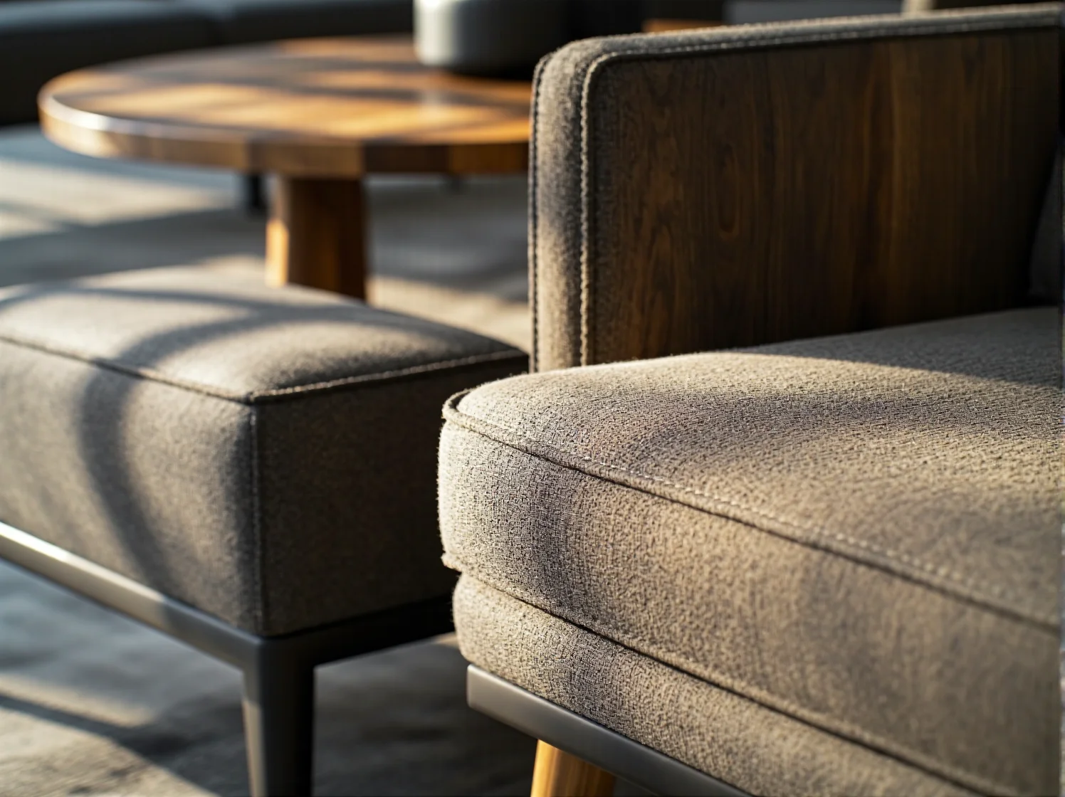 Lśniące wnętrze salonu glamour z nowoczesnymi lampami stołowymi LED