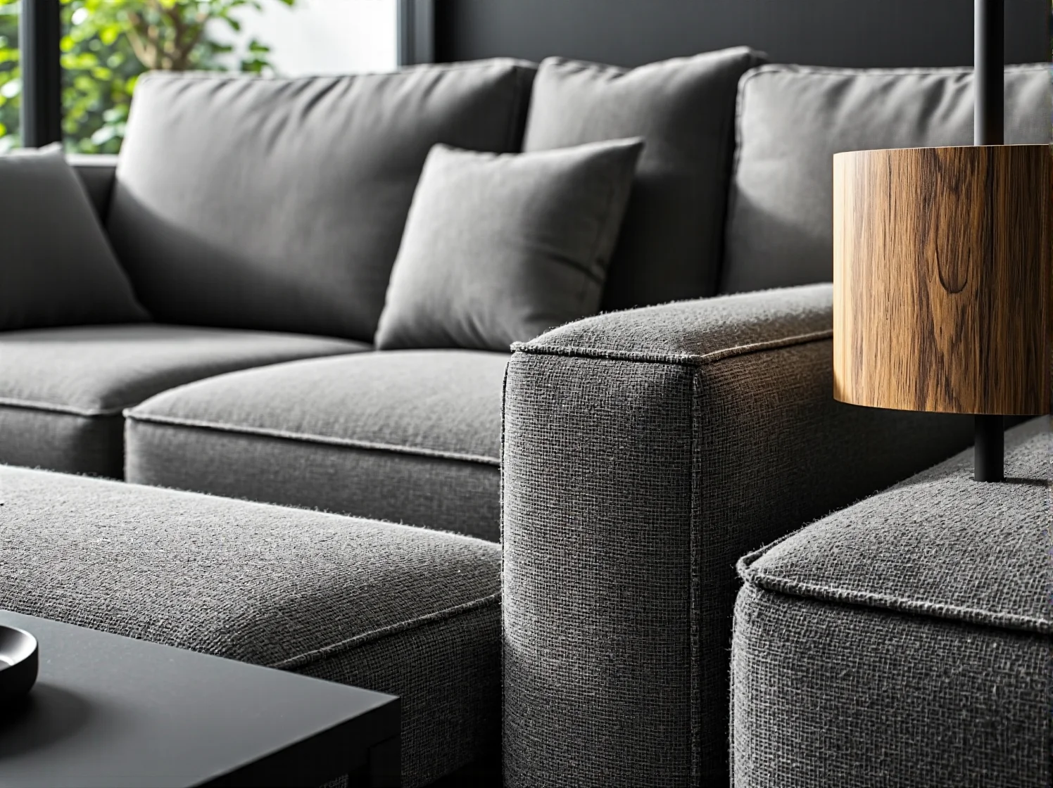 Minimalistyczna oprawa elewacyjna pasująca do nowoczesnego budynku.