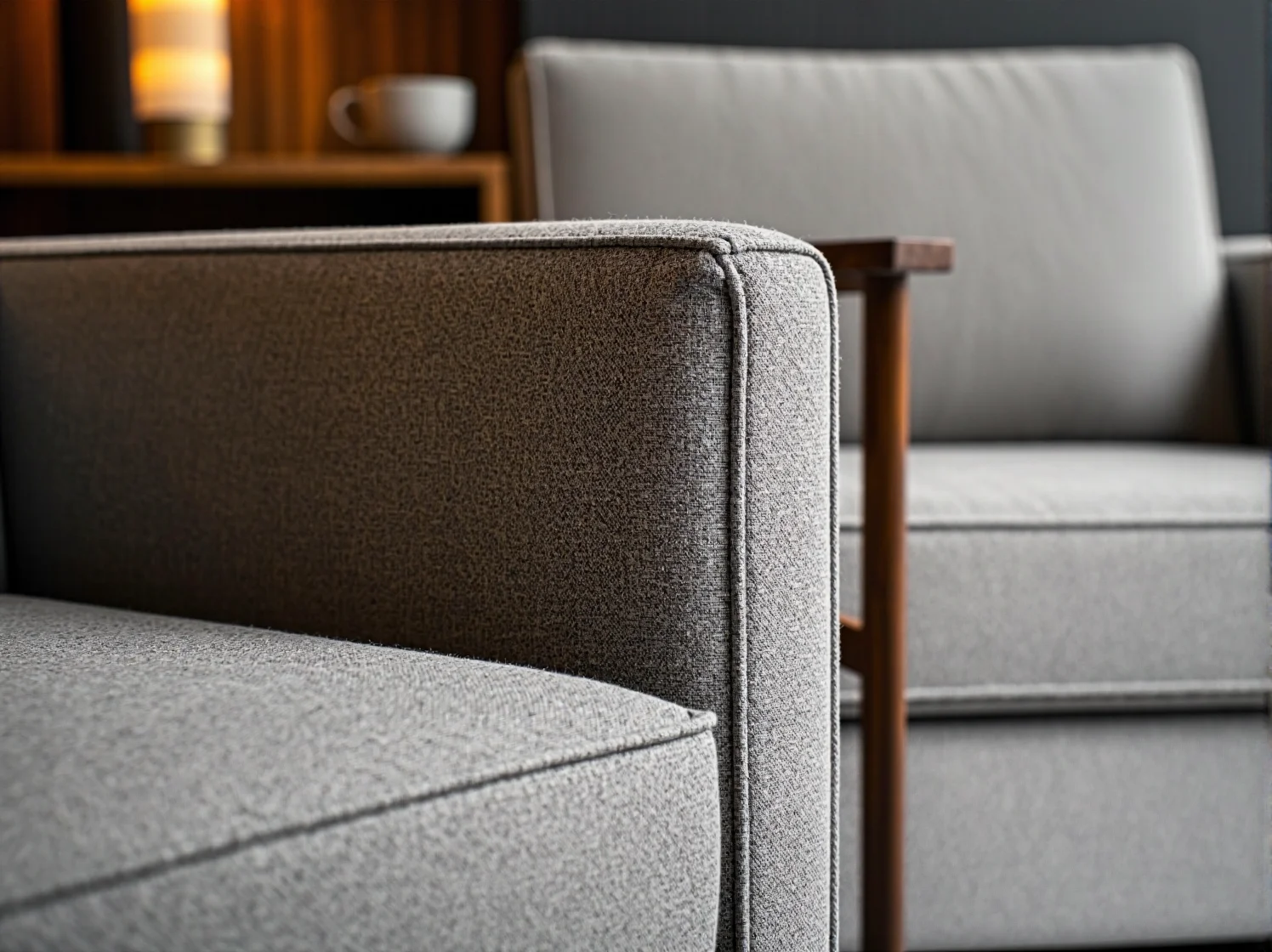 Oświetlenie elewacji bez odblasków na szklanej fasadzie biurowca.