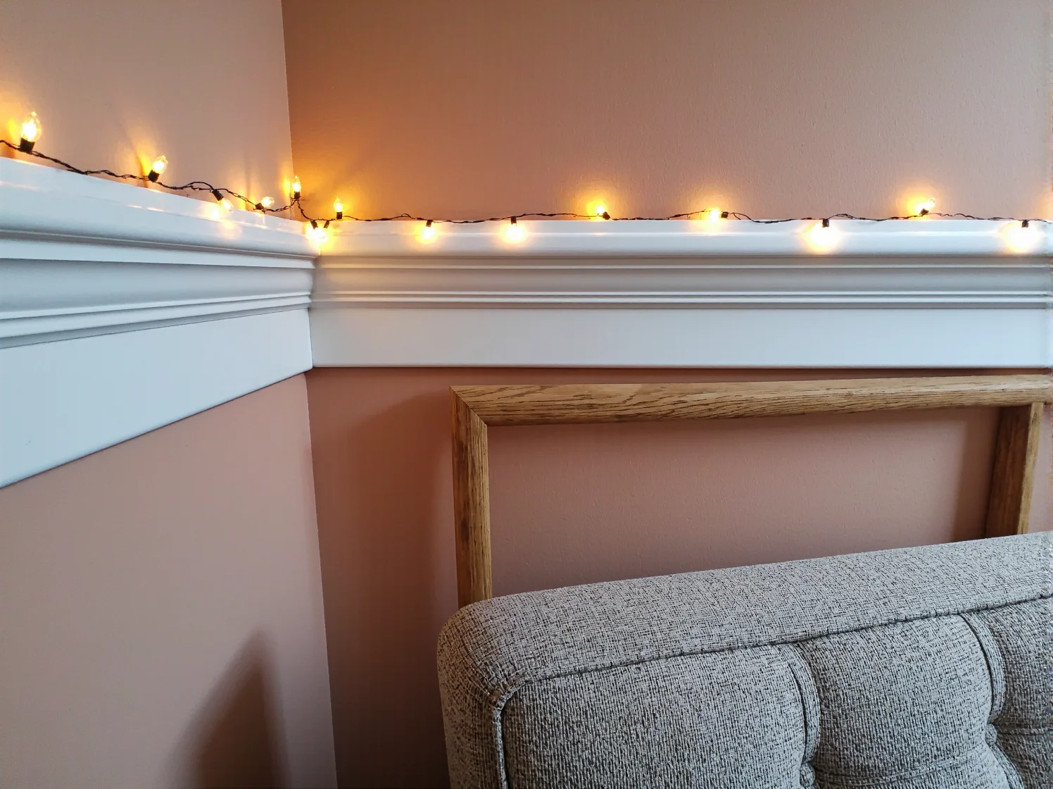 Delikatne oświetlenie nocne LED w pokoju dziecięcym urządzonym w stylu vintage.