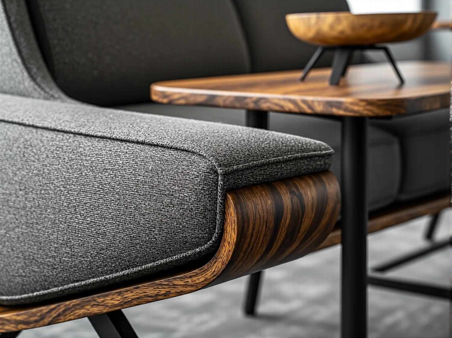 Fotel wypoczynkowy szary z drewnianą ramą orzechową