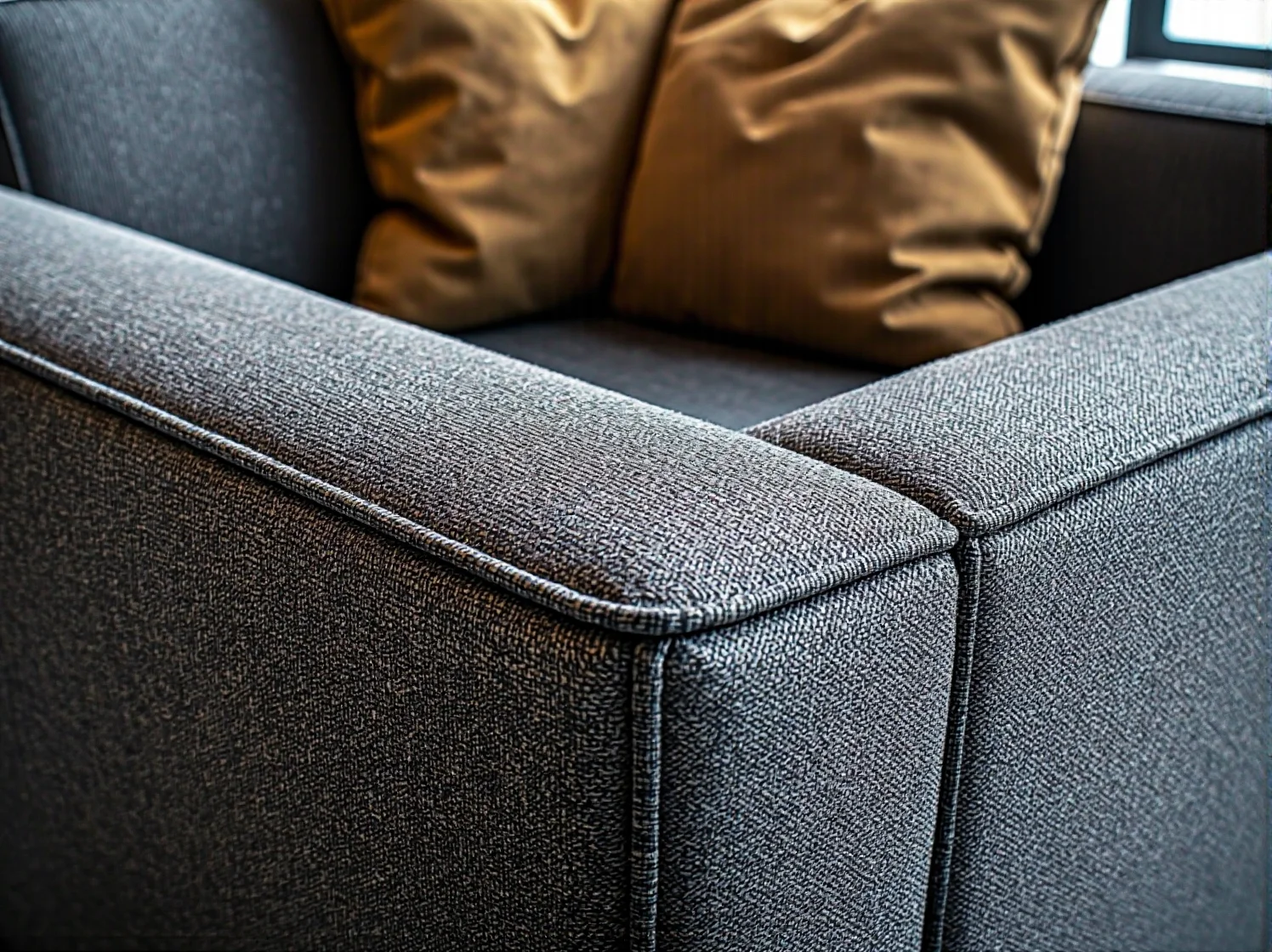 Zbliżenie na solidną, drewnianą ramę łóżka rustykalnego z praktycznymi szufladami.