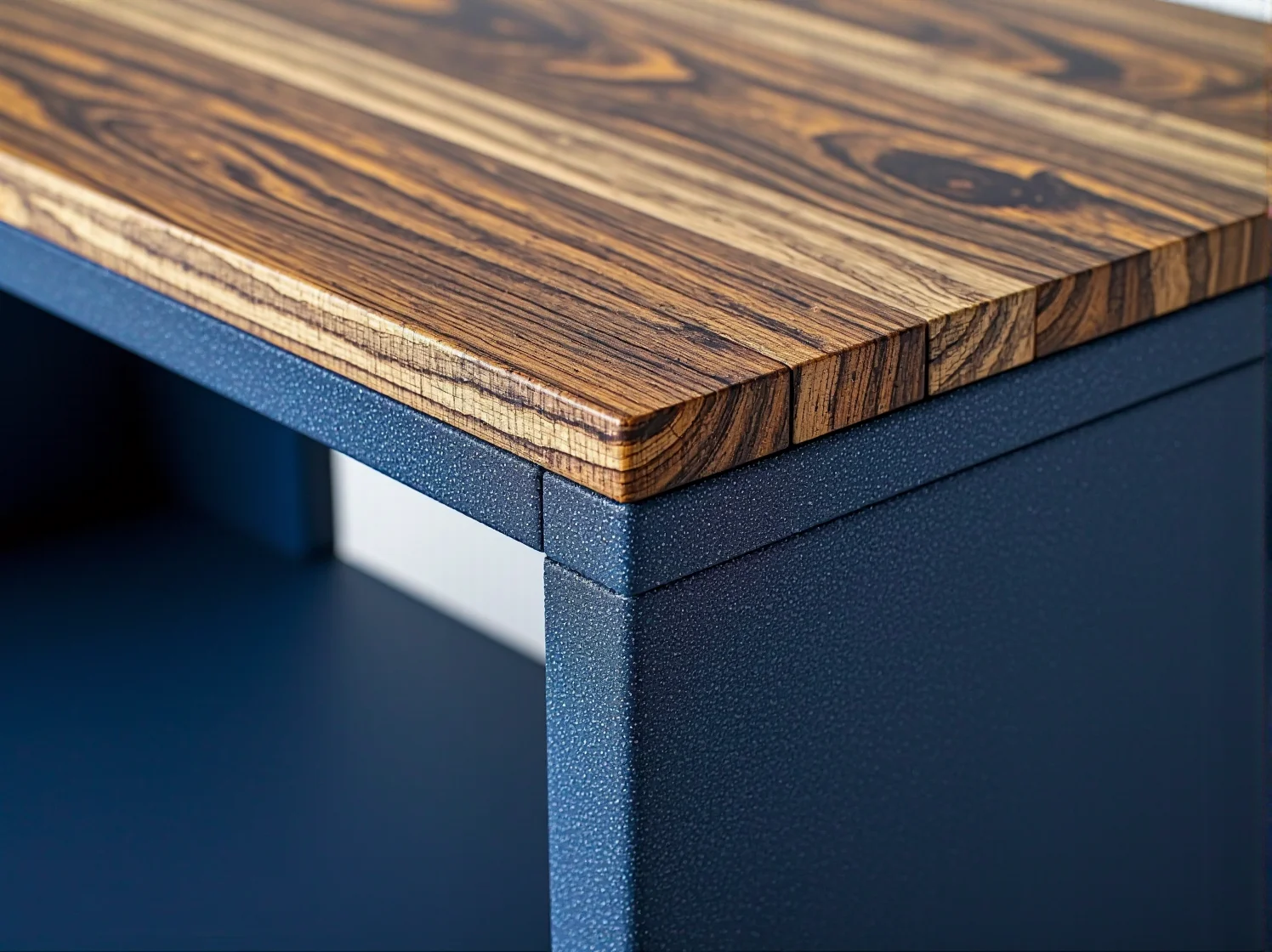 Detale wykończenia solidnego regału z recyklingu w zrównoważonym wnętrzu