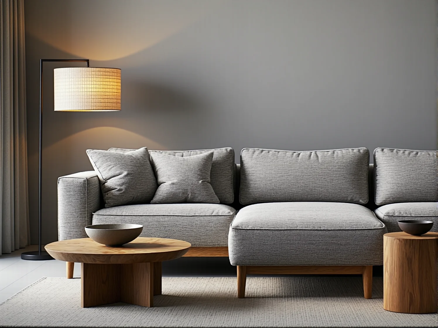 Szara sofa modułowa japandi jako centralny punkt przytulnego, nowoczesnego pokoju dziennego.