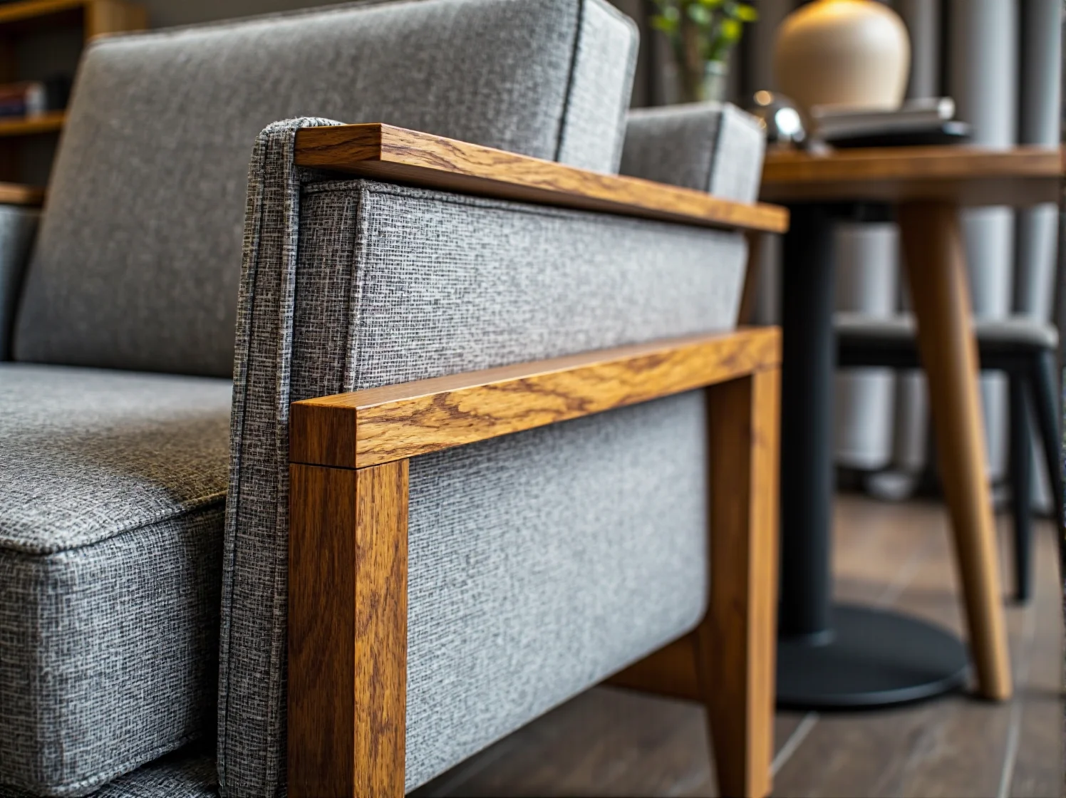 Kreatywny upcykling starych ubrań na maszynie do szycia, jako przykład mody w duchu zero waste.