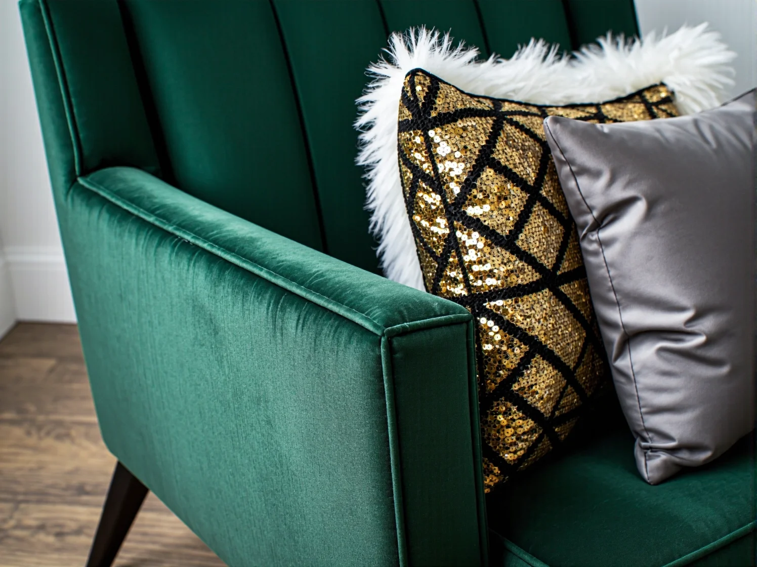 Zbliżenie na welurową poduszkę w głębokim kolorze, idealną do sypialni glamour.