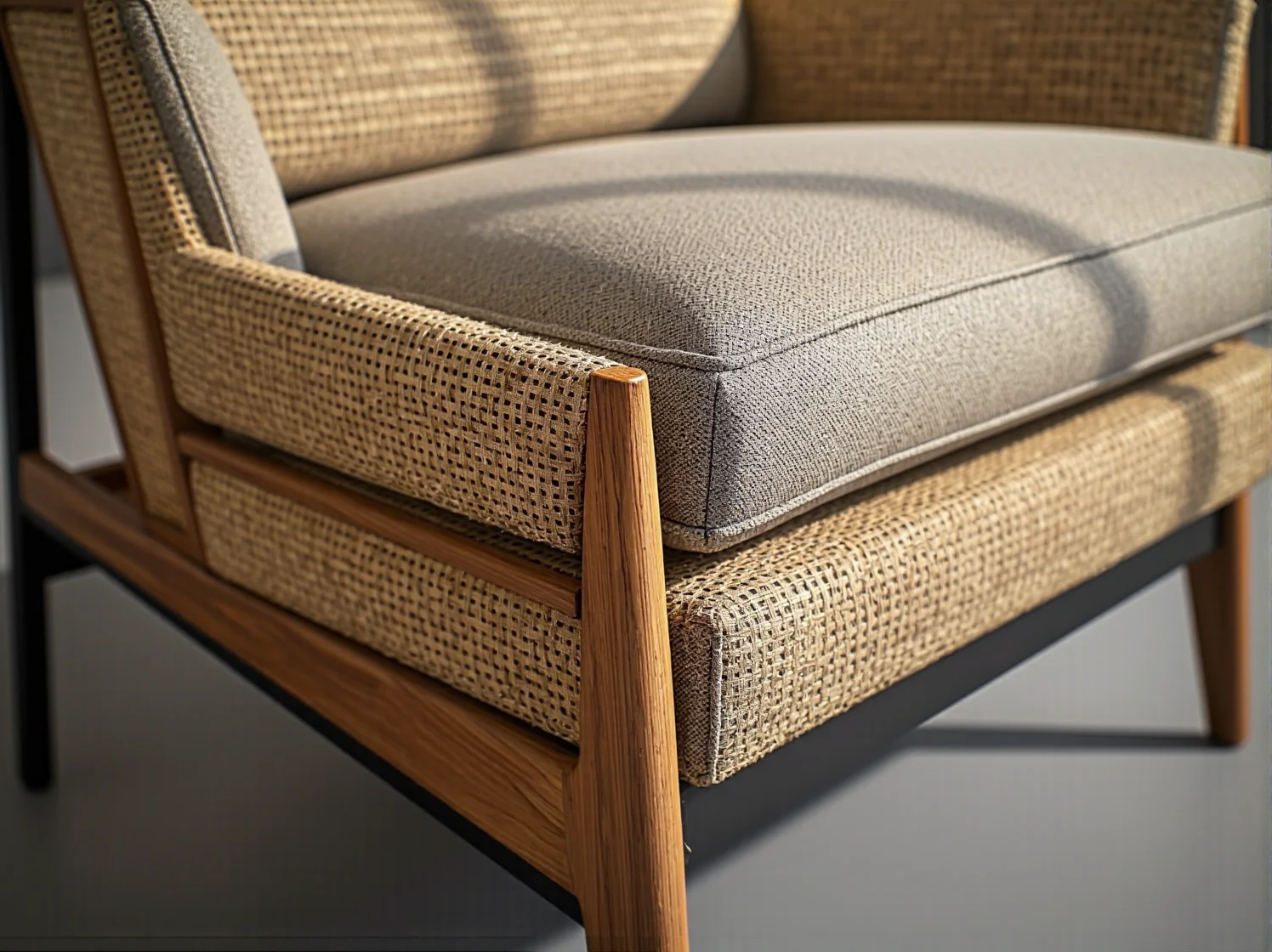 Fotel wypoczynkowy z rattanowym plecionkiem na dębowej ramie